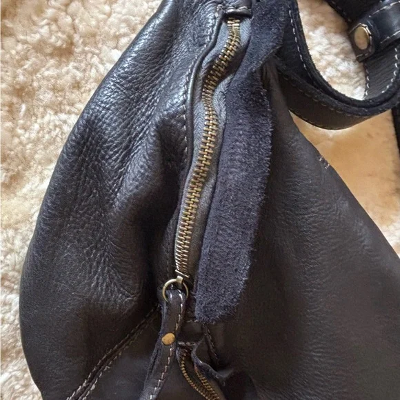 Black Leather Sling/Crossbody Bag - Great Condition - Picture 4 of 7